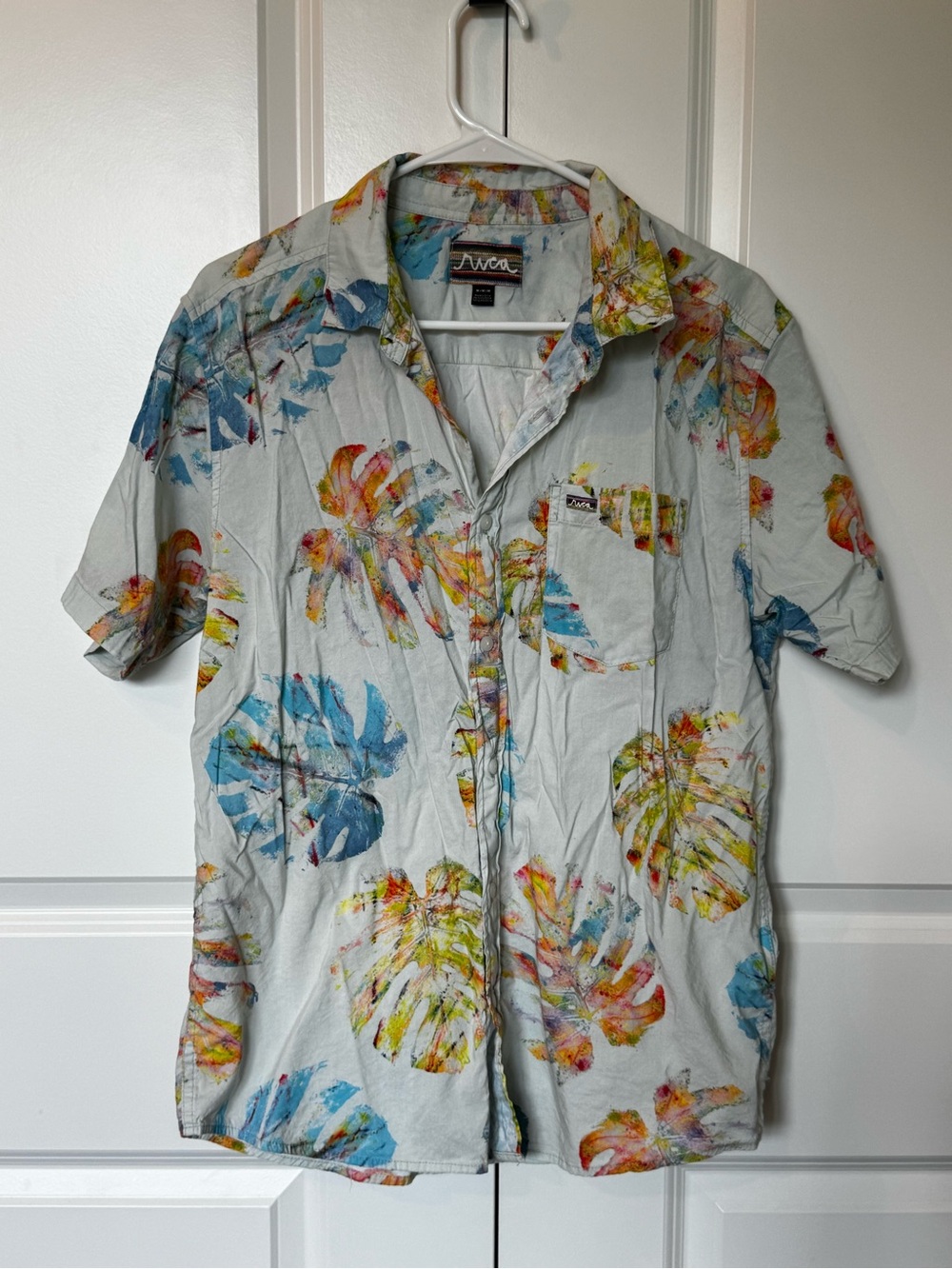 Men’s RVCA Light Blue Tropical Print Short-Sleeve Shirt